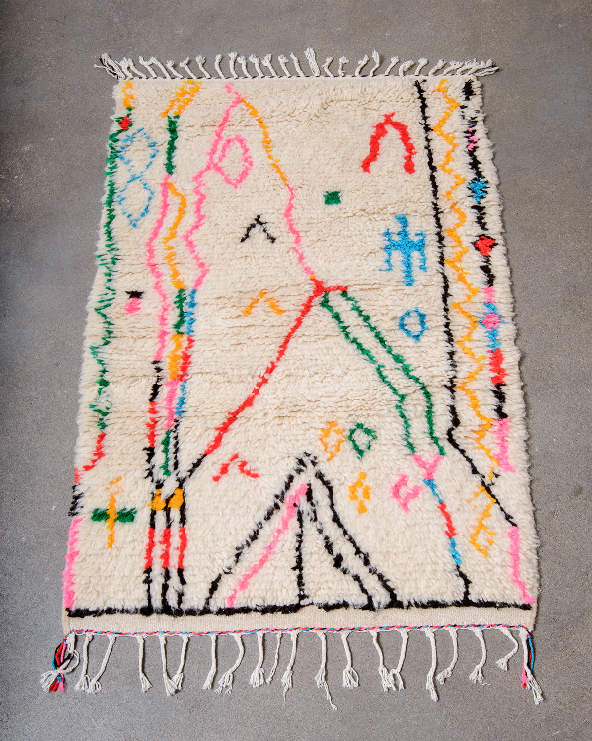 Modern designer handcrafted Berber rug from Morocco. Azilal rug with beautiful colours and patterns. Made of sheep’s wool and cotton.